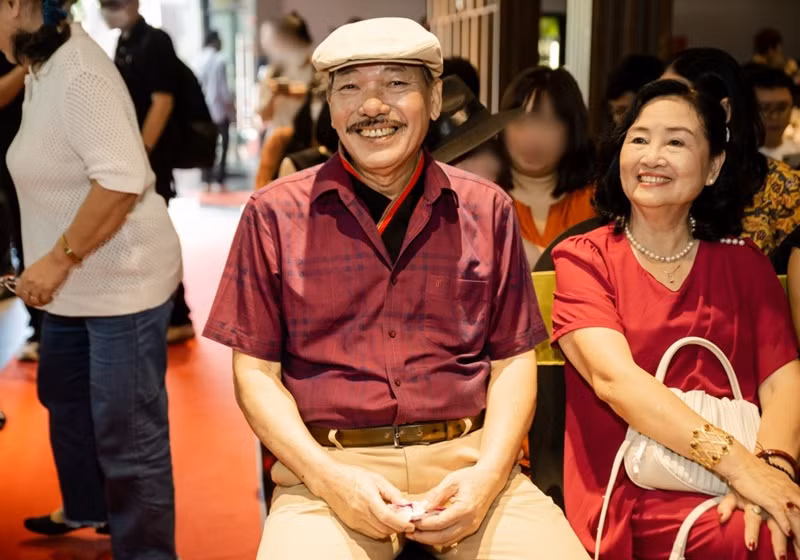 Mới đây, nhạc sĩ Trần Tiến xuất hiện bên bà xã là nhà giáo Bích Ngà trong buổi công bố Live concert Trần Tiến - Nửa thế kỷ phiêu bạt. Bà Bích Ngà trải lòng trên Vietnamnet về quãng thời gian cùng chồng vượt qua bệnh ung thư vòm họng. Ảnh: Vietnamnet