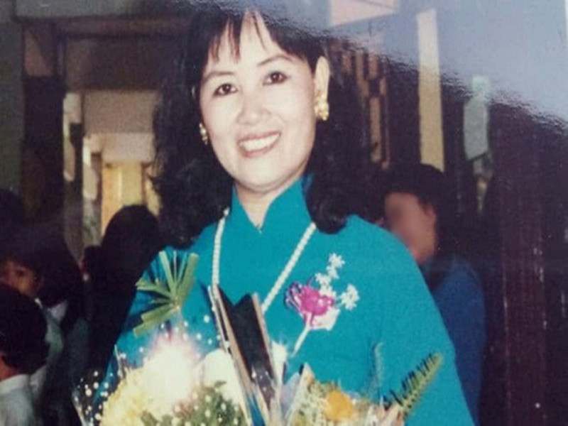 Trong cuộc phỏng vấn trên Một thế giới năm 2017, Trần Tiến hé lộ những điều ít biết về hôn nhân của mình. Ông kể, khoảng năm 1971, ông đi hát ở rạp Đại Nam thì gặp vợ. “Trời ạ, cô ấy xinh lắm, và tôi đã bị hạ gục từ cái nhìn đầu tiên. Tôi tìm cách làm quen và cũng rất vui khi biết cô ấy thích bài hát Cô gái Sầm Nưa của Trần Tiến, thế là “tán” và cưới luôn. Năm đó vợ tôi là sinh viên năm cuối của Trường Đại học sư phạm Hà Nội. Soát vé ở rạp Đại Nam chỉ là việc sinh viên đi làm thêm để kiếm tiền thôi. Còn tôi cũng chỉ là chàng ca sĩ chưa nổi danh”, Trần Tiến chia sẻ. Ảnh: Dân Việt