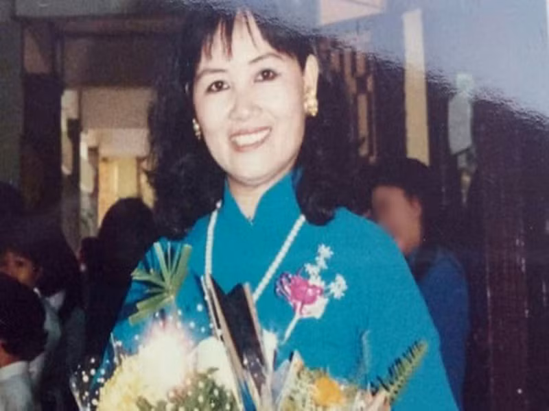 Trong cuộc phỏng vấn trên Một thế giới năm 2017, Trần Tiến hé lộ những điều ít biết về hôn nhân của mình. Ông kể, khoảng năm 1971, ông đi hát ở rạp Đại Nam thì gặp vợ. “Trời ạ, cô ấy xinh lắm, và tôi đã bị hạ gục từ cái nhìn đầu tiên. Tôi tìm cách làm quen và cũng rất vui khi biết cô ấy thích bài hát Cô gái Sầm Nưa của Trần Tiến, thế là “tán” và cưới luôn. Năm đó vợ tôi là sinh viên năm cuối của Trường Đại học sư phạm Hà Nội. Soát vé ở rạp Đại Nam chỉ là việc sinh viên đi làm thêm để kiếm tiền thôi. Còn tôi cũng chỉ là chàng ca sĩ chưa nổi danh”, Trần Tiến chia sẻ. Ảnh: Dân Việt