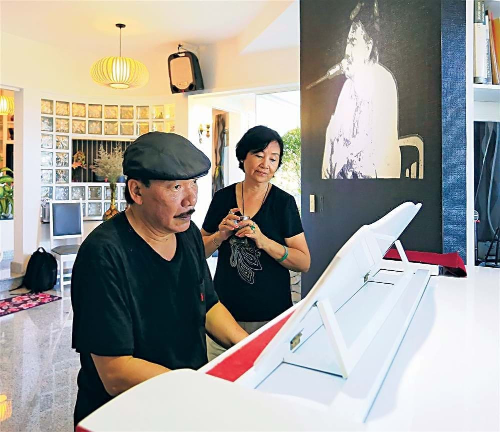 Từ khi Trần Tiến mắc ung thư, bà Bích Ngà đã trở thành “cảnh sát trưởng”, giám sát chặt chẽ việc ăn uống, sinh hoạt của chồng. Ảnh: Người đô thị