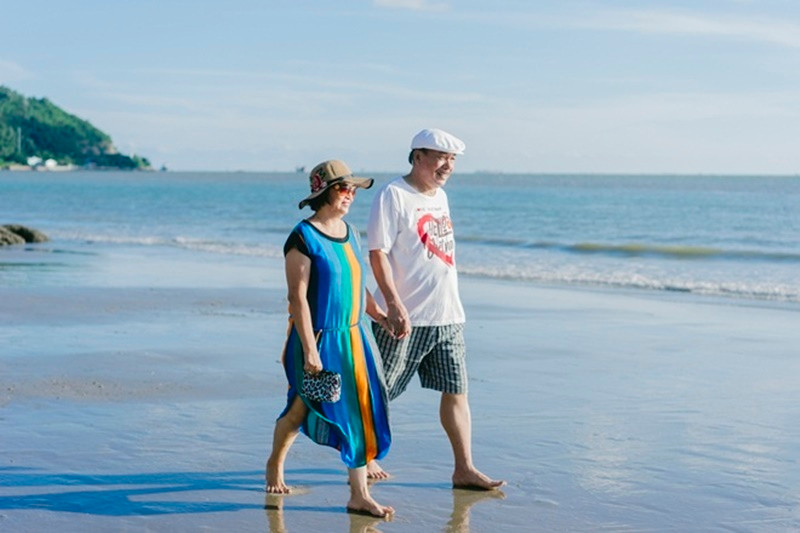 Nam nhạc sĩ còn cho biết, hai con gái giống tính ông ở sự tự lập. “Tính tự lập của chúng cao lắm, không bao giờ lấy của bố dù chỉ một đồng, càng không bao giờ nói mình là con của Trần Tiến. Bố gửi vé máy bay để về nhưng chúng nó có nhận đâu. Là con gái mà từ hồi mới sang nước ngoài học, chúng nó làm đủ thứ việc để có tiền tồn tại ở Pháp và Mỹ, từ bồi bàn đến dạy học. Giờ cả hai đứa đều có công việc “xịn” rồi. Chúng giống tôi ở cái tính không bao giờ dựa dẫm vào ai, không bao giờ chịu khuất phục trước những điều sai trái”. Ảnh: Zing