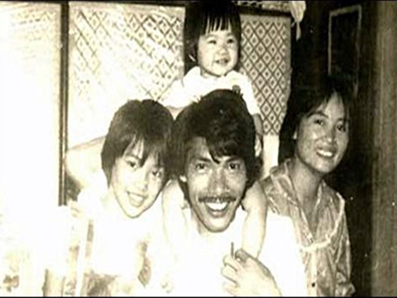 Năm 1972, Trần Tiến và bà Bích Ngà kết hôn. Năm 1975, vợ chồng ông đón con gái đầu lòng chào đời, vài năm sau sinh tiếp con gái thứ hai. Ảnh: Một thế giới