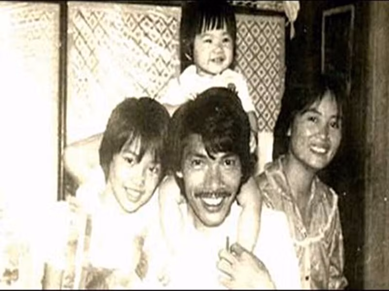 Năm 1972, Trần Tiến và bà Bích Ngà kết hôn. Năm 1975, vợ chồng ông đón con gái đầu lòng chào đời, vài năm sau sinh tiếp con gái thứ hai. Ảnh: Một thế giới