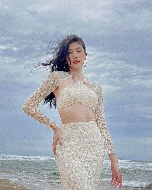 Cô đắt show làm người mẫu, tham gia sự kiện.