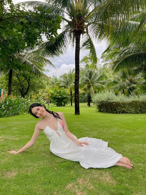 Phương Anh đi du lịch nhiều nơi sau khi trở thành á hậu.