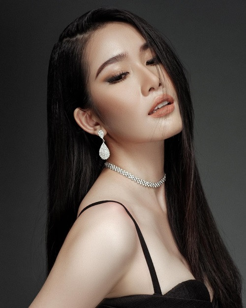 Nàng hậu khoe ngực đầy lấp ló.