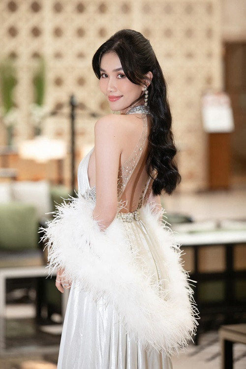 Vóc dáng gợi cảm của Phương Anh khiến cánh mày râu phải đổ gục.