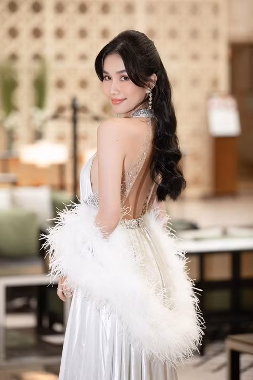 Vóc dáng gợi cảm của Phương Anh khiến cánh mày râu phải đổ gục.