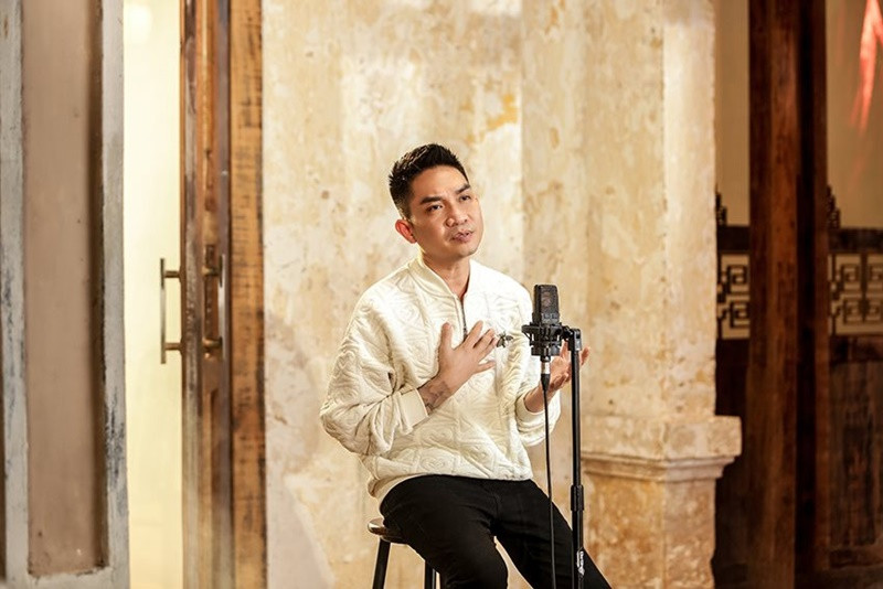 “Mình gia trưởng đến mức yêu cầu vợ nghỉ làm chỉ để ở nhà với gia đình. Đối với mình lúc đó, đàn ông phải là người đi làm kiếm tiền nuôi vợ”, Phạm Khánh Hưng thú nhận. Hiện tại, vợ cũ của nam nhạc sĩ đã có tổ ấm mới. Ảnh: Giáo dục thủ đô