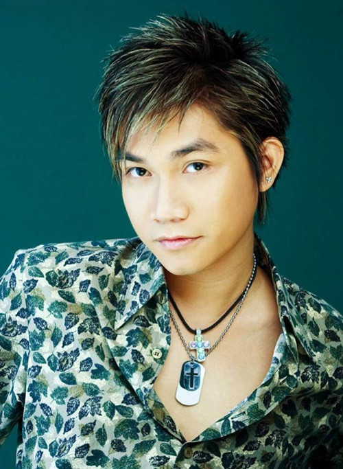 Theo quản lý của Phạm Khánh Hưng, sự thật là: “Khi Phạm Khánh Hưng đang ngủ, cảnh sát đến gõ cửa kính xe, mời về đồn làm việc. Sau đó, Hưng được đưa vào một căn phòng tại đồn cảnh sát ở 18 tiếng cho tỉnh rượu trước khi nộp phạt, cam kết không tái phạm rồi ra về. Những chi tiết này bị cậu ấy nói sai thành "bị bắt", "vào tù"... khiến bản chất vụ việc trở nên khác xa. Phạm Khánh Hưng chưa từng chấp hành hình phạt tù theo pháp luật Mỹ”. Ảnh: Dân Việt