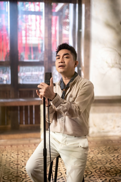 Ở xứ cờ hoa, Phạm Khánh Hưng đi hát, bán đĩa. “Thời điểm đó, nghệ sĩ ở Mỹ đắt show lắm, một tuần diễn tới ba show, bán đĩa như tôm tươi. Tôi đi cả Australia, cả châu Âu để diễn, kiếm được khá nhiều tiền”, anh kể. Ảnh: Vietnamnet