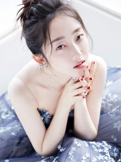 Tiền Phong dẫn lời Tưởng Mộng Tiệp về vụ việc: “Bị chụp lén không phải lỗi của chúng ta. Cuộc sống của phụ nữ không nên bị ảnh hưởng bởi những hành vi đồi bại này. Tôi có thể không tìm tận gốc kẻ chụp lén, nhưng người có hành vi tống tiền đã bị bắt. Kẻ xấu cần bị pháp luật trừng trị". Ảnh: Sina