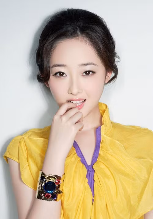 Hình ảnh của Tưởng Mộng Tiệp bị ảnh hưởng khi cô lên tiếng giữa ồn ào đoàn làm phim “Tân hồng lâu mộng” vướng nghi vấn "đổi tình lấy vai diễn". Phía công ty quản lý của Tưởng Mộng Tiệp không hài lòng nên hạn chế hoạt động của cô. Ảnh: Yan