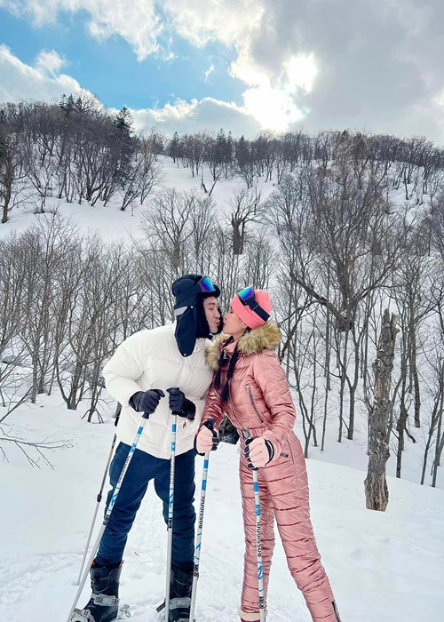 Cặp đôi đi hưởng tuần trăng mật vào tháng 3/2023.