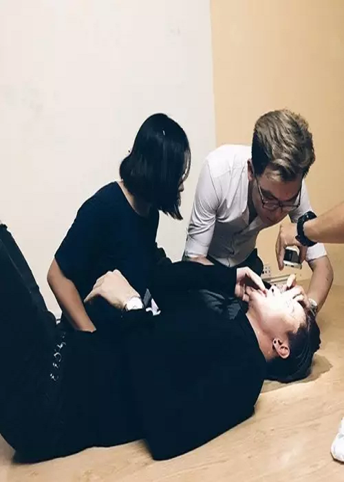 Tối ngày 26/8/2016, ca sĩ S.T bị pháo bông kim tuyến bắn thẳng vào mắt, mũi và miệng khi đang biểu diễn tại một quán bar ở Hà Nội. Sau đó, anh được sơ cứu ở hậu trường. Ảnh: Vietnamnet