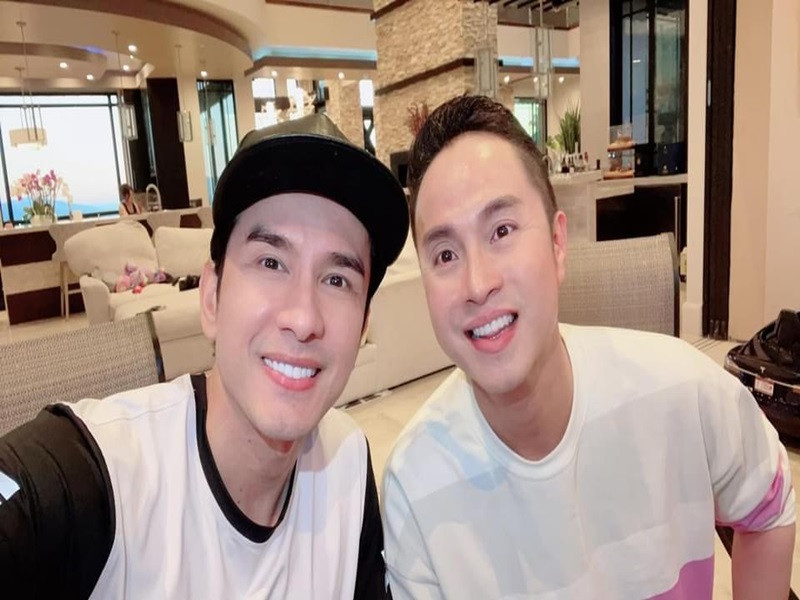 Sau khi uống cốc rượu được mời, Đan Trường trở nên mất tự chủ, trong người cảm thấy lâng lâng, khó thở thì mới biết bản thân đã bị sốc thuốc phải đi viện. Nhật Tinh Anh cùng người trợ lý lập tức bắt taxi về sau khi nam ca sĩ cảm thấy không khỏe vì uống rượu được mời. May mắn ngủ một đêm sức khỏe của Nhật Tinh Anh hồi phục trở lại. Quang Hà chỉ nhấp môi nên anh hồi phục sức khỏe nhanh. Ảnh: Dân Việt