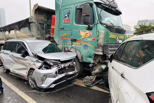 5 o to dam lien hoan, duong Vanh dai 3 tren cao ket cung