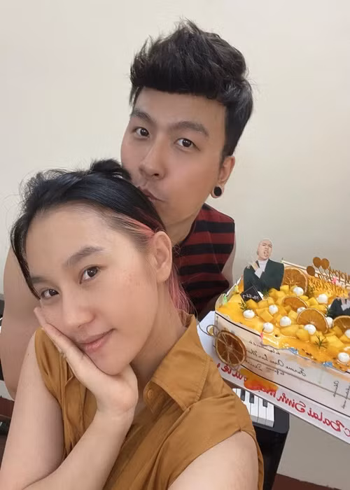 Khi lấn sân ca hát, Phạm Lịch được chồng ủng hộ hết lòng.