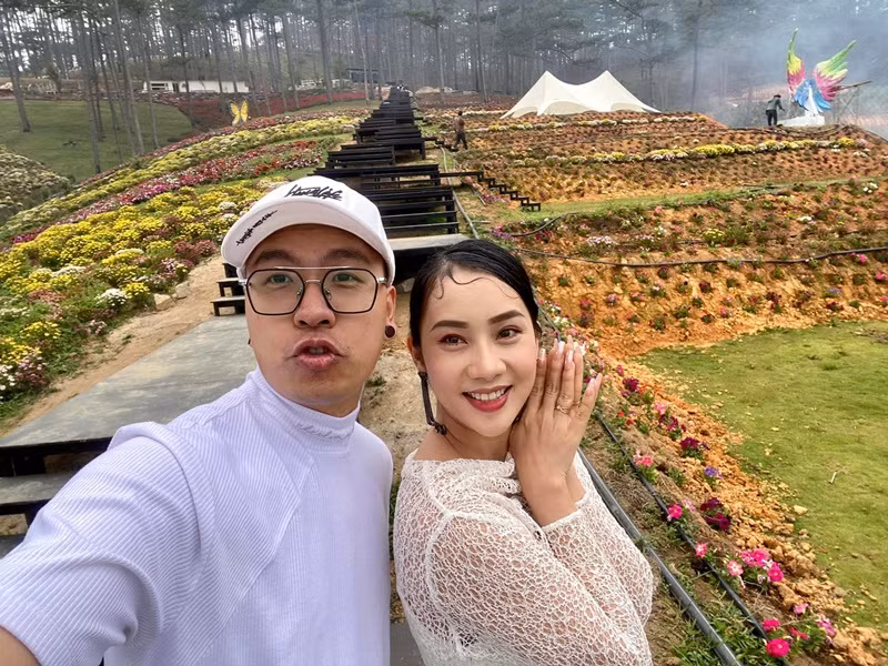 Trên trang cá nhân, Toàn Trung thường xuyên chia sẻ các hoạt động âm nhạc của Phạm Lịch.