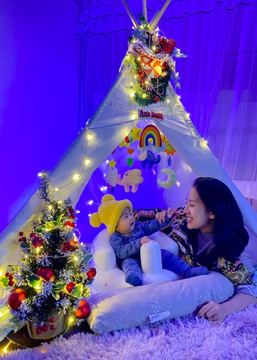 Trên Saostar, Phạm Lịch chia sẻ, vì lần đầu làm mẹ nên có nhiều bỡ ngỡ. Cô từng không dám bế con vì thấy con nhỏ nhưng thiên chức làm mẹ khiến cô làm tất cả mọi thứ một cách thuần thục.