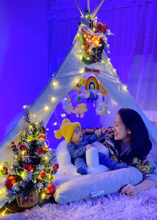 Trên Saostar, Phạm Lịch chia sẻ, vì lần đầu làm mẹ nên có nhiều bỡ ngỡ. Cô từng không dám bế con vì thấy con nhỏ nhưng thiên chức làm mẹ khiến cô làm tất cả mọi thứ một cách thuần thục.