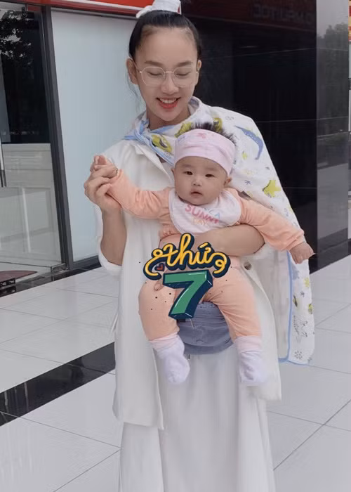 Con gái của mỹ nhân làng nhảy ngày càng xinh xắn.