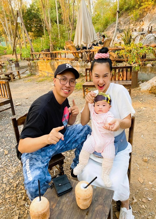 Toàn Trung từng cho biết, để vợ bớt stress sau sinh con, anh luôn nhẹ nhàng, thường xuyên khen vợ.