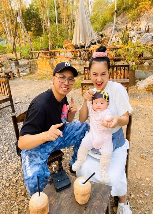 Toàn Trung từng cho biết, để vợ bớt stress sau sinh con, anh luôn nhẹ nhàng, thường xuyên khen vợ.