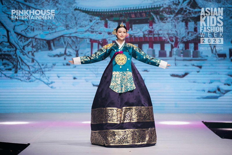 Phương Khánh catwalk trong một show diễn tháng 1/2023. Ảnh: FBNV
