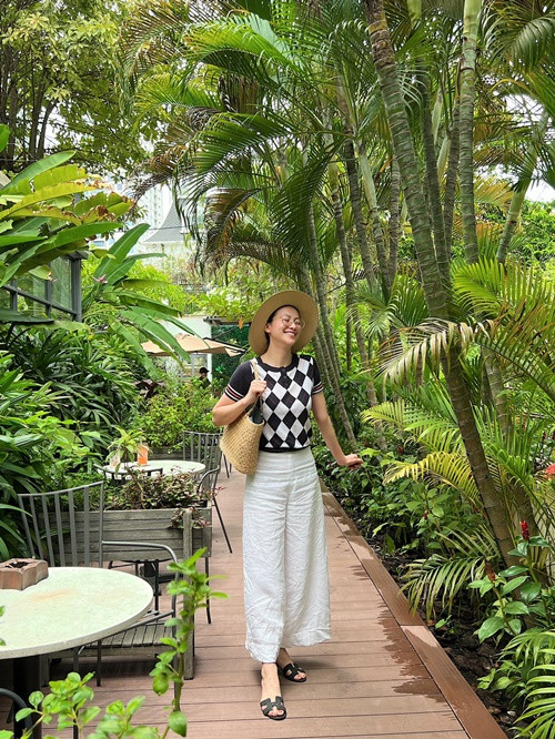 Chia sẻ trên Dân trí, phía Phương Khánh cho biết cuộc sống của nàng hậu đang hướng về những điều tích cực, gạt bỏ những tiêu cực, nỗi buồn của quá khứ lại phía sau. Ảnh: FBNV