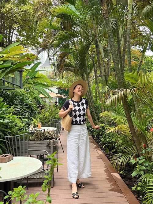 Chia sẻ trên Dân trí, phía Phương Khánh cho biết cuộc sống của nàng hậu đang hướng về những điều tích cực, gạt bỏ những tiêu cực, nỗi buồn của quá khứ lại phía sau. Ảnh: FBNV