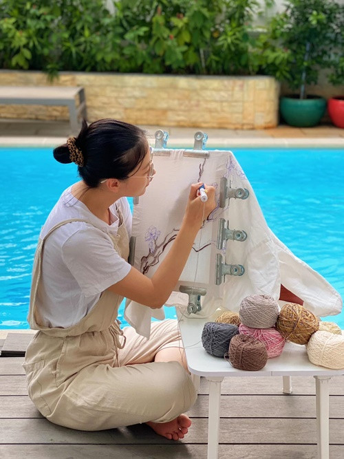 Trong thời gian dịch COVID-19 bùng phát, Phương Khánh theo đuổi bộ môn thêu nổi để giải tỏa áp lực tâm lý. Ảnh: FBNV