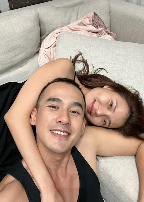 Còn Thúy Diễm tâm sự: “Tròn 7 năm theo chồng bỏ cuộc chơi. Chẳng lời gì, lời mỗi thằng cu tý. Ngày ngày vẫn bị dụ dỗ ráng sinh cho anh thêm. Lương Thế Thành để coi thái độ, chứ khó ưa hơi nhiều anh”.