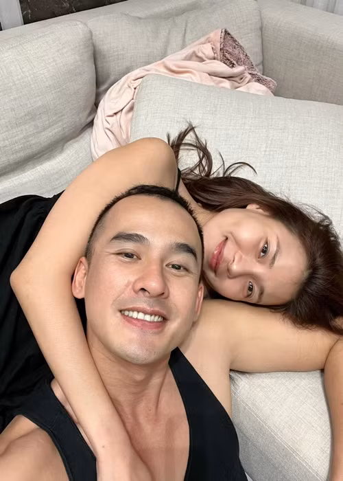 Còn Thúy Diễm tâm sự: “Tròn 7 năm theo chồng bỏ cuộc chơi. Chẳng lời gì, lời mỗi thằng cu tý. Ngày ngày vẫn bị dụ dỗ ráng sinh cho anh thêm. Lương Thế Thành để coi thái độ, chứ khó ưa hơi nhiều anh”.