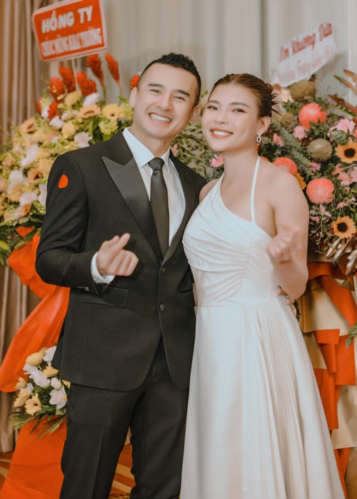 Lương Thế Thành chia sẻ: “Chúc mừng 7 năm cưới nhau của vợ chồng mình, dù gì cũng đã theo anh tới tận 7 năm rồi. Anh không dám xin em gì nữa hết ngại lắm. Anh chỉ xin 1 điều nhỏ nhoi này nữa thôi. Cho anh xin thêm 1 đứa con nữa nha, đứa nữa thôi cho Bảo Bảo có em chơi chung đỡ buồn đó mà. Anh sẽ nguyện làm con sen cho mấy mẹ con em tới cuối đời luôn”.