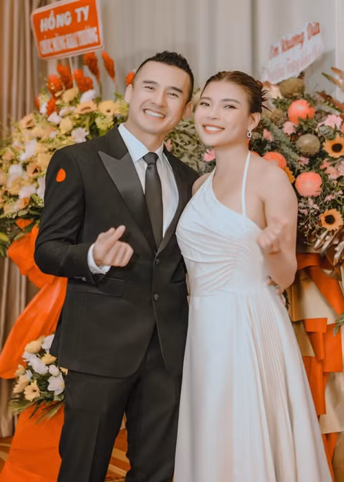 Lương Thế Thành chia sẻ: “Chúc mừng 7 năm cưới nhau của vợ chồng mình, dù gì cũng đã theo anh tới tận 7 năm rồi. Anh không dám xin em gì nữa hết ngại lắm. Anh chỉ xin 1 điều nhỏ nhoi này nữa thôi. Cho anh xin thêm 1 đứa con nữa nha, đứa nữa thôi cho Bảo Bảo có em chơi chung đỡ buồn đó mà. Anh sẽ nguyện làm con sen cho mấy mẹ con em tới cuối đời luôn”.