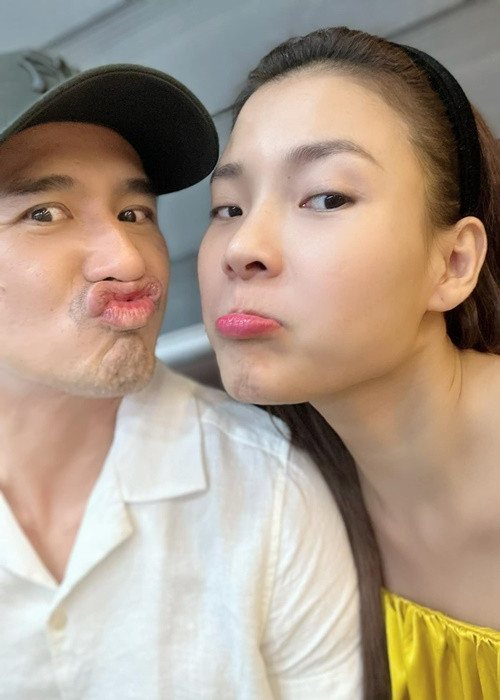 Thúy Diễm từng trải lòng về dự định sinh con thứ hai: “Khai thật với các mẹ, một nửa Diễm muốn sinh thêm đứa nữa để Bảo Bảo có em, một nửa chưa muốn. Sinh Bảo Bảo xong lấy lại dáng cực ghê. Rồi bao dự định cũng phải gác lại. Nói vậy chứ khi chế độ làm mẹ bật lên thì tự dưng bao khổ cực cũng gánh được hết. Anh Thành thì khoái sinh thêm, nhưng ảnh cũng rất tôn trọng quyết định của Diễm. Thành nói vì ảnh không phải là người mang nặng, đẻ đau hay phải đánh đổi sức khỏe sau mỗi kỳ sinh nở, nên ảnh không muốn là người quyết định...".