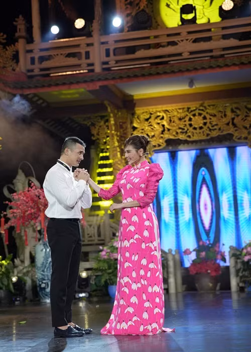 "...Ảnh cũng không cho ai được quyền yêu cầu Diễm phải sinh bao nhiêu đứa. Thương vợ ghê không? Diễm thấy tư duy của ảnh rất tiến bộ, may mắn vì có anh chồng thương vợ. Nên thôi kệ, chuyện gì đến đều tốt đẹp. Có thêm một bé con nữa cũng vui, mà như hiện tại cũng vui: Có thời gian chăm sóc cho Bảo Bảo kỹ hơn, hai đứa cũng có thời gian dành cho nhau hơn”, bà xã Lương Thế Thành viết trên trang cá nhân hồi tháng 2/2023.