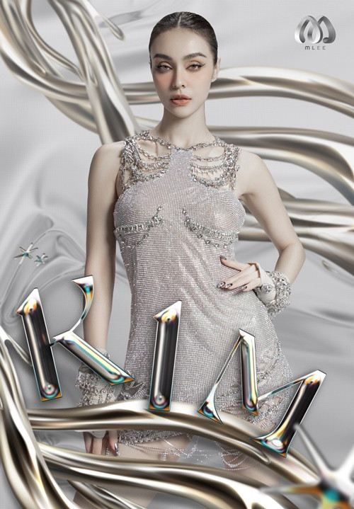 Mới đây, nữ ca sĩ MLee làm một album vật lý cùng một chuỗi 5 MV để kỷ niệm 10 năm hoạt động nghệ thuật. Trong buổi ra mắt dự án, cô phủ nhận gia thế “khủng”.