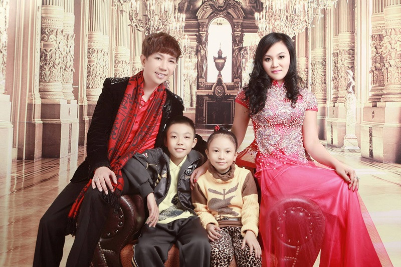 Trong cuộc phỏng vấn với Vietnamnet, Long Nhật khoe anh nịnh vợ con rất giỏi. Ảnh: FBNV