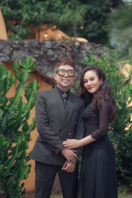 “Tôi có quan niệm vợ nói gì cũng im lặng và không bao giờ cãi nhau với vợ. Tôi là một người nói chuyện rất "sến", "ngọt như chè", nịnh vợ nịnh 4 con rất giỏi. Tôi nghĩ, tình yêu luôn cần được hâm nóng bởi sự lãng mạn, có như vậy tình cảm mới có màu sắc tươi mới và khiến con người ta không cảm thấy nhàm chán. Ai nói tôi sến cũng được nhưng mỗi khi tôi ra khỏi nhà, tôi luôn bắt vợ con phải hôn tôi. Tôi luôn hỏi các con có thương ba không, ngày nào tôi cũng hỏi như vậy”, nam ca sĩ chuyên giả gái chia sẻ. Ảnh: FBNV