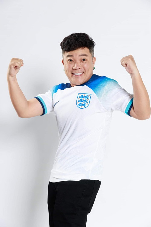 Theo Người lao động, sau khi ra trường, Hoàng Mèo tham gia nhóm tấu hài cùng Tiết Cương, Tô Hòa Thuận. Nam diễn viên từng có thời gian dài hoạt động ở sân khấu Nụ Cười Mới. Ảnh: FBNV