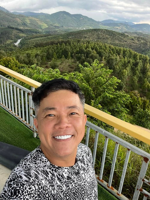 Hoàng Mèo có kinh nghiệm làm tổng đạo diễn gameshow, đạo diễn ca nhạc và ánh sáng các liveshow của nghệ sĩ Hoài Linh; phó đạo diễn liveshow của ca sĩ Cẩm Ly. Ảnh: FBNV