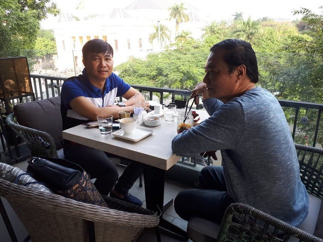 Đạo diễn Thanh Hải từng chia sẻ, anh có cuộc sống hơi đơn điệu. “Thú vui của tôi cũng chỉ quanh quẩn với việc uống cà phê, tán gẫu với bạn bè, đi ăn tối. Bạn bè có khuyên để gia đình vợ con ở nhà, nhảy tàu lên Sapa, Lạng Sơn chơi mấy ngày cho đỡ căng thẳng, nhưng chẳng bao giờ tôi thực hiện được, vì thấy sự ngẫu hứng đó không phù hợp với mình”, anh nói. Ảnh: Vietnamnet