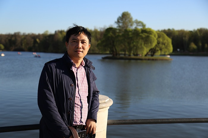 Năm 2005, trong cuộc phỏng vấn với Thể thao Ngày nay, đạo diễn Thanh Hải lần hiếm hoi chia sẻ về hôn nhân: “Ai cũng mơ ước có một người vợ xinh đẹp, trí thức. Người vợ có tri thức chắc chắn ứng xử tốt hơn, tế nhị hơn, xây dựng gia đình thành một hậu phương vững chắc. Có vợ đẹp thì ai chẳng tự hào, đó là điều kiện để mình không phải đứng núi này trông núi nọ. Vậy cớ sao không sung sướng khi có được cả hai yếu tố tuyệt vời đó ở một người phụ nữ?”. Ảnh: Giao thông