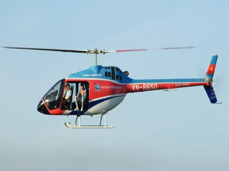 Đại diện của Đen Vâu chia sẻ trên Dân Trí: "Đen nhận được thông tin vào lúc 21h02 hôm 5/4. Khi nghe tin xong chúng tôi cảm thấy rụng rời tay chân và ngay lập tức báo với bên vận hành kênh Youtube phải khóa MV lại vì nghệ sĩ và ê-kíp không muốn tăng view theo cách buồn bã thế này. Xin được gửi lời chia buồn sâu sắc tới gia đình các nạn nhân trong vụ tai nạn". Ảnh: Zing