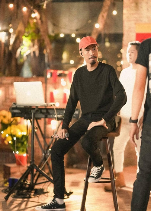 Phản ứng của Đen Vâu khi bị chê rap dở vào năm 2022 được khen văn minh. Cụ thể, Đen Vâu đã phản hồi lời chê của cư dân mạng: "Cảm ơn phản hồi của quý khách. Rất xin lỗi vì không mang lại trải nghiệm ưng ý cho quý khách. Chúng tôi sẽ cố gắng nâng cao chất lượng dịch vụ và cải tiến quy trình. Xin cảm ơn...". Ảnh: Người lao động