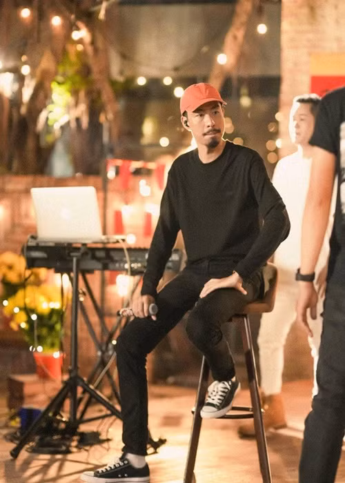 Phản ứng của Đen Vâu khi bị chê rap dở vào năm 2022 được khen văn minh. Cụ thể, Đen Vâu đã phản hồi lời chê của cư dân mạng: "Cảm ơn phản hồi của quý khách. Rất xin lỗi vì không mang lại trải nghiệm ưng ý cho quý khách. Chúng tôi sẽ cố gắng nâng cao chất lượng dịch vụ và cải tiến quy trình. Xin cảm ơn...". Ảnh: Người lao động