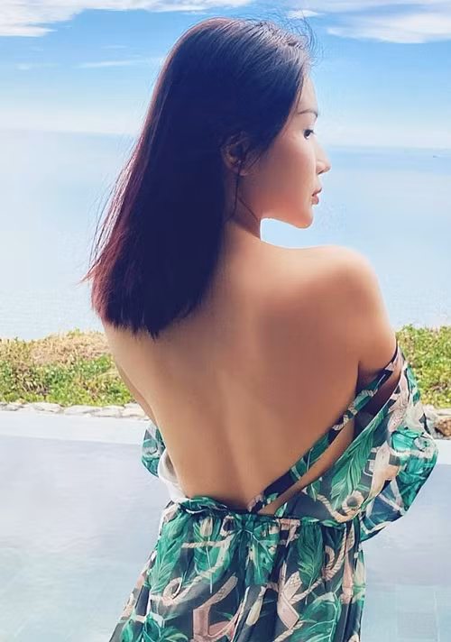 Người đẹp sinh năm 1987 có tấm lưng trần nõn nà.