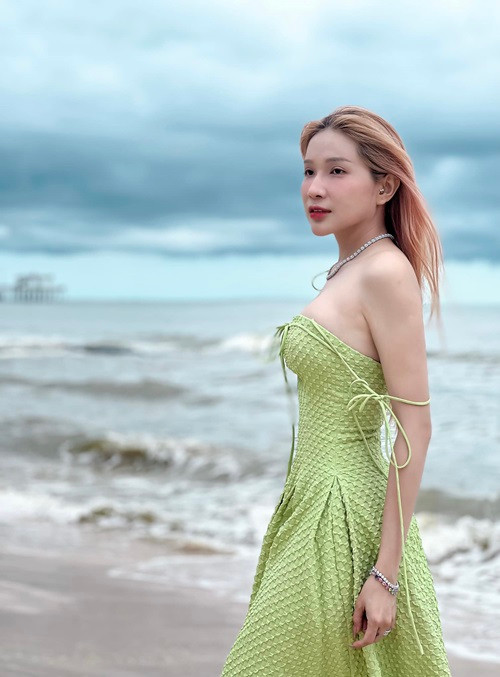 Váy hai dây giúp mỹ nhân làng hài thêm nữ tính.